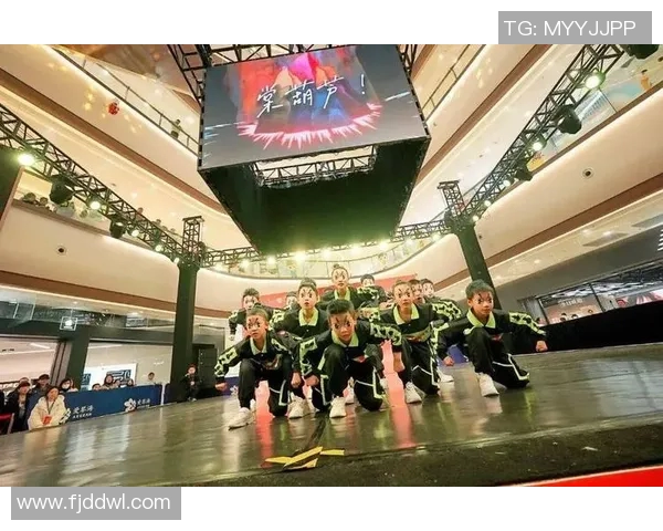 重庆街舞队的盯防策略与街舞文化的深度融合探讨 重庆街舞队的盯防策略与街舞文化的深度融合探讨