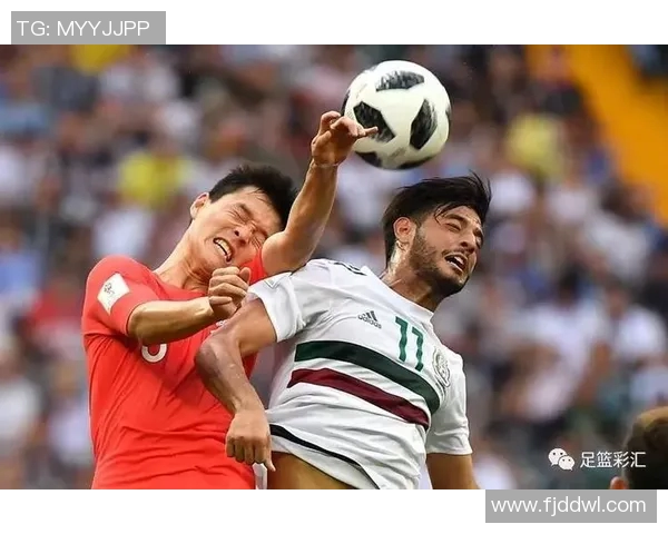 大连人对决重庆人激战正酣双方全力争胜展现足球激情与团队精神 大连人对决重庆人激战正酣双方全力争胜展现足球激情与团队精神