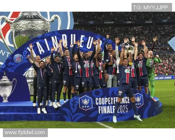 巴黎圣日耳曼与曼联的历史交锋回顾与战绩分析