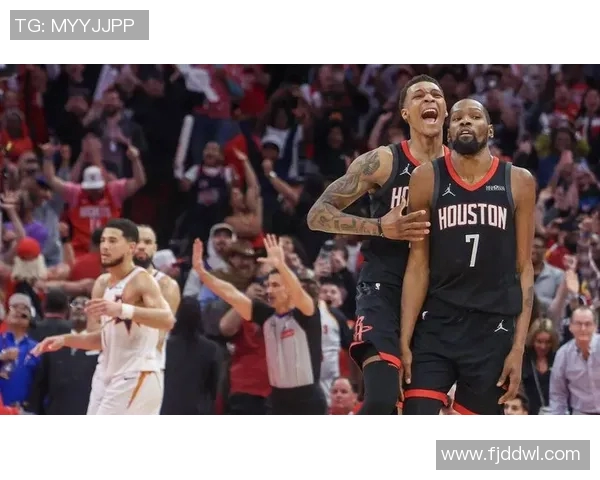 热火与火箭正进行激烈对决直播精彩瞬间不容错过 热火与火箭正进行激烈对决直播精彩瞬间不容错过