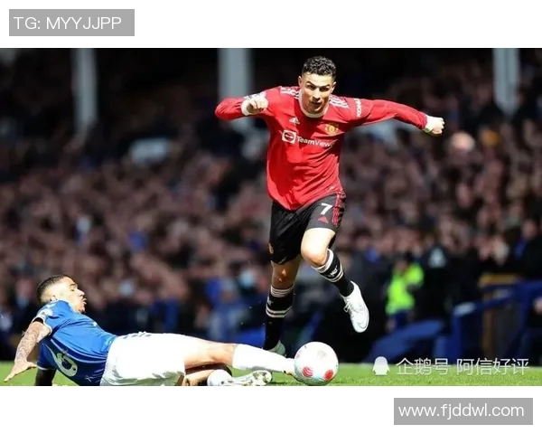 球迷疯狂冲入赛场抢夺C罗球衣引发热议的奇葩事件