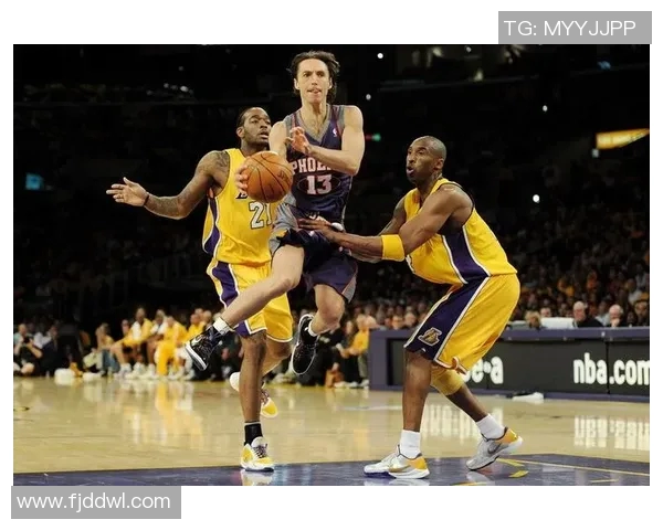 纳什与科比的篮球巅峰对决:技术与激情的完美碰撞 纳什与科比的篮球巅峰对决:技术与激情的完美碰撞