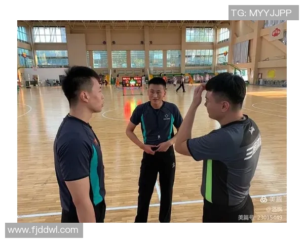 重庆羽毛球队的节奏与魅力探索:从训练到比赛的全景解析 重庆羽毛球队的节奏与魅力探索:从训练到比赛的全景解析